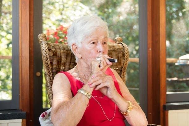 Descubre cómo e-dym enfrenta la prohibición de cigarrillos electrónicos y lo que significa para los usuarios de e-dym en el mercado actual