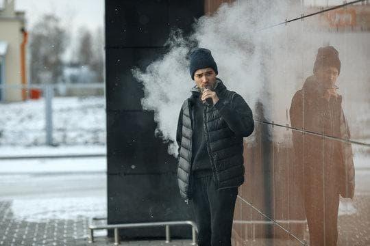 Guía práctica sobre Egyszerhasználatos E-Cigaretta y cigarrillos electronicos permitidos para viajar seguro